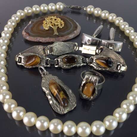 Großes Konvolut Modeschmuck: Perlernkette, Armband, Anhänger, Manschettenknöpfe,... 20. Jahrhundert - фото 2