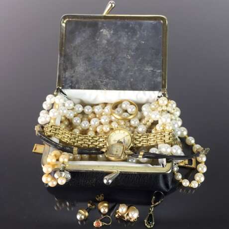Schmuckschatulle mit drei Perlenketten, Perlohsteckern, Kette, zwei Ohrhänger Gold-Doublée, zwei Uhren Gold-Doublée, ... - photo 1