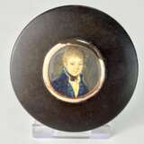 Außergewöhnliche runde Schildpatt-Dose: Elfenbeinminiatur mit Portrait eines höfischen Jünglings, Goldmontierung, 1800. - Foto 1