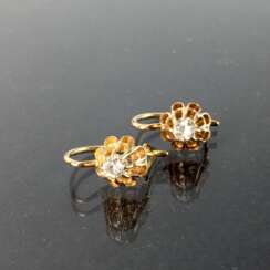 Brillant-Ohrhänger: Gelbgold 585, Diamanten von je ca. 0,15 Karat - gesamt ca. 0,3 Karat, aufwenige Arbeit., sehr schön.