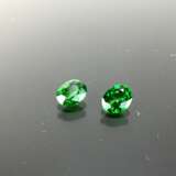 Ein Paar Grüner Tsavorite, oval facettiert, 0,9 Karat und 0,85 Karat, sehr gut, gesamt 1,75 Karat. - фото 1