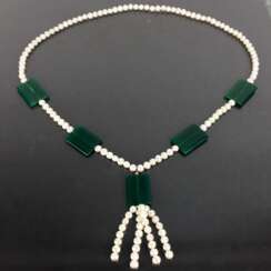 Sehenswerte Perlenkette mit feinen Jade-Applikationen