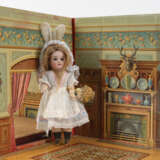 Klapp-Puppenstube "The New Folding Doll House" und Porzellankopfpuppe - Foto 2