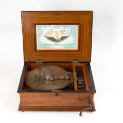 Große "Adler"-Spieldose mit 12 Platten