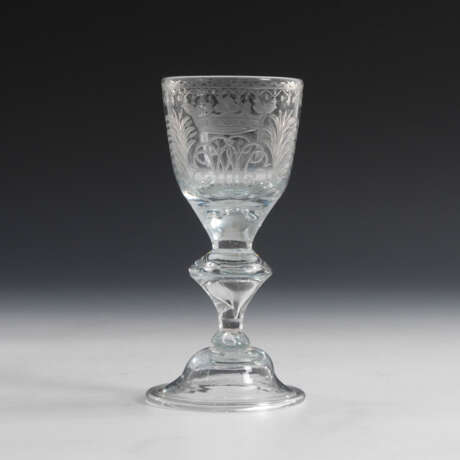 Barockes Kelchglas mit Monogramm - фото 1