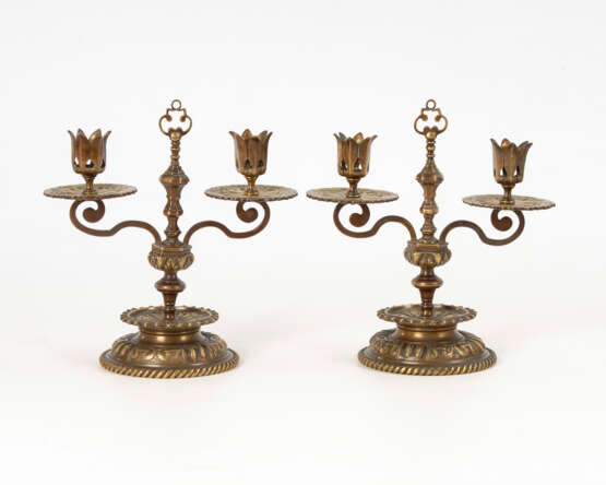 Paar 2-flammige Bronzeleuchter im Stil der Renaissance - photo 2