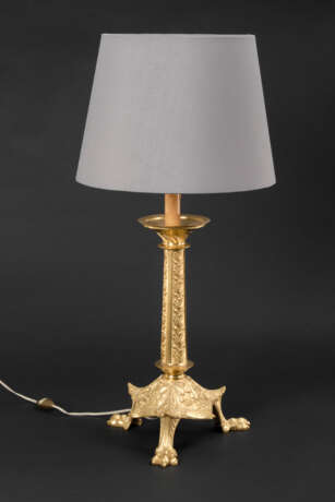Tischlampe mit Neoromanik-Bronzeleuchter als Lampenfuß - фото 1