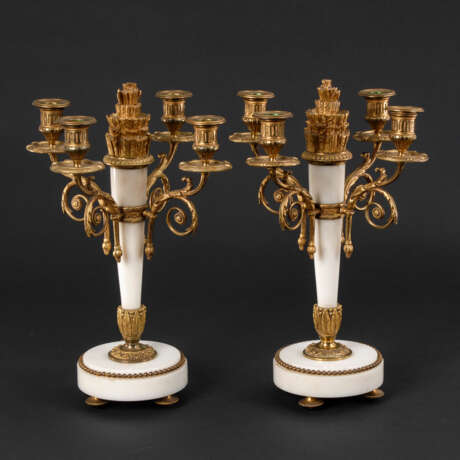 Paar 4-flammige Kandelaber im Empire-Stil aus weißem Marmor mit Bronze - Foto 1