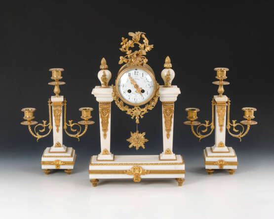 3-teilige Uhrengarnitur: Säulenuhr und 2 Leuchter - фото 1
