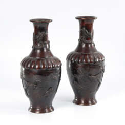 Großes Vasenpaar mit Spatzen und Drachen - Bronze