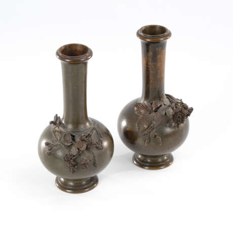 Paar kleine Bronzevasen mit Blütenauflagen - фото 1