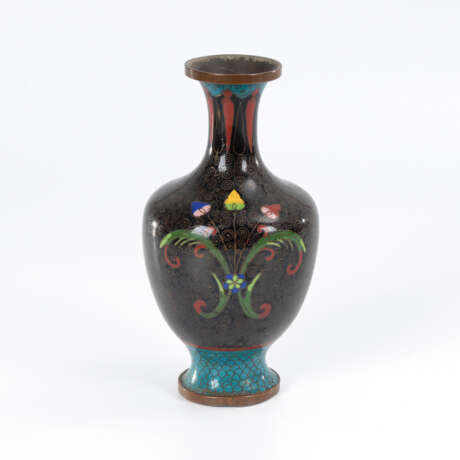 Cloisonné-Vase mit schwarz, blauem Grund - Foto 1