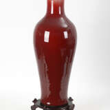 Sehr große Ochsenblut-Vase auf Holzsockel - фото 1