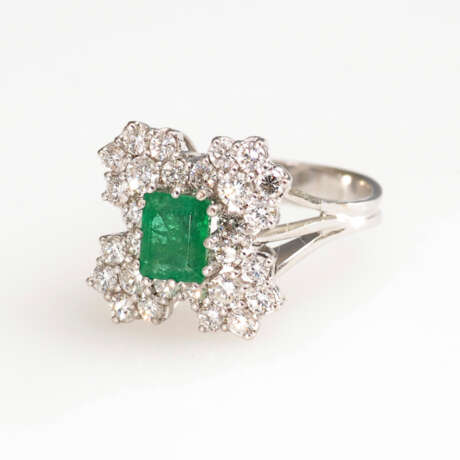 Exklusiver Ring mit Smaragd und Brillanten - photo 1