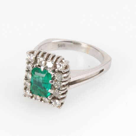 Entourage-Ring mit Smaragd und Brillanten - photo 1
