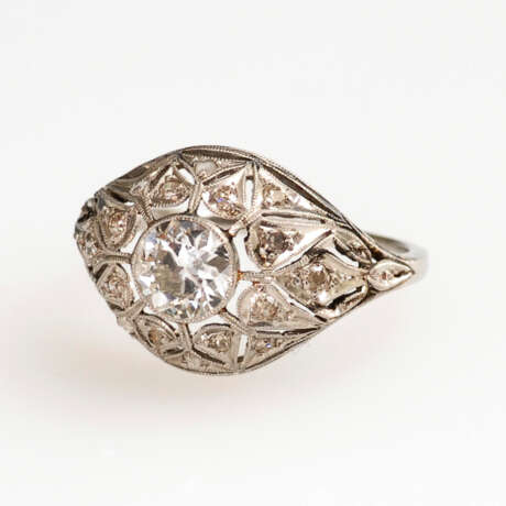 Art-déco-Ring mit Altschliffbrillant, Diamanten und Diamantrosen - фото 1
