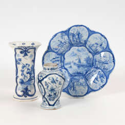 2 Fayence-Vasen und 1 Buckelplatte mit Blaumalerei