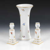 Paar Leuchter und Vase mit Streublümchenmalerei, MEISSEN - Foto 1