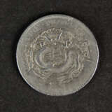 Seltene Silber Münze China - Kirin Province, 1 Dollar (7 Candarins 2), 1900 - photo 1