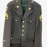 Unformjacke der US Army / US Armee: Staff-Sergeant / Unteroffizier, grünes festes Tuch, goldene Knöpfe, 20. Jahrhundert, sehr gut - фото 1
