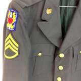 Unformjacke der US Army / US Armee: Staff-Sergeant / Unteroffizier, grünes festes Tuch, goldene Knöpfe, 20. Jahrhundert, sehr gut - photo 2