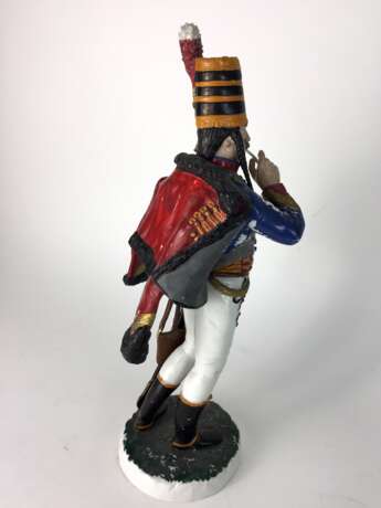 Große Porzellan-Figur: Husar, sehr filigrane plastische Ausformung, farbig gefasst, Porzellanmanufaktur Sitzendorf. - photo 3