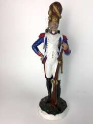 Große Porzellan-Figur: Französischer Grenadier der Alten Garde, sehr filigrane plastische Ausformung, farbig gefasst.