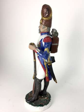 Große Porzellan-Figur: Französischer Grenadier der Alten Garde, sehr filigrane plastische Ausformung, farbig gefasst. - фото 2