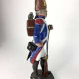 Große Porzellan-Figur: Französischer Grenadier der Alten Garde, sehr filigrane plastische Ausformung, farbig gefasst. - photo 4