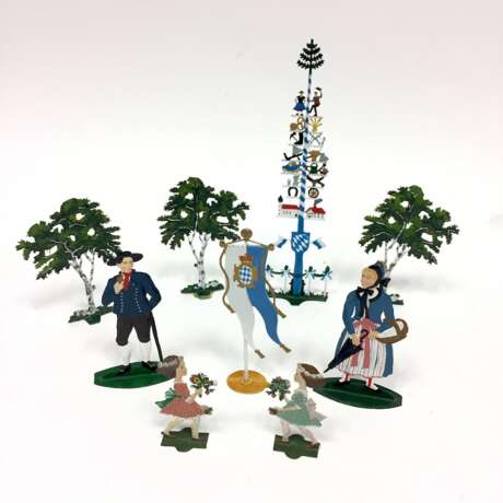 Schöner Posten Zinnfiguren: Maibaum, drei große Bäume, Ehepaar, Kinder, Bayernfahne, wunderbar bemalt, W. Schweizer Zinn - photo 2
