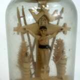 Kruzifix in Flasche / geschnitzte Kreuzigungsszene in Flasche, um 1900, sehr aufwendig, sehr gut. - photo 2