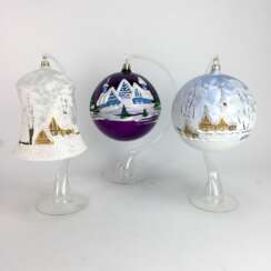 Drei große weihnachtliche Glaskugeln / Glocke, Mund geblasen, von Hand bemalt, mit Glasständer ebenso Mund geblasen.