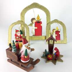 Drei weihnachtliche Fensterbilder und ein Weihnachtsmann mit Schlitten / mit Glocke, Holz, tw. farbig gefasst.