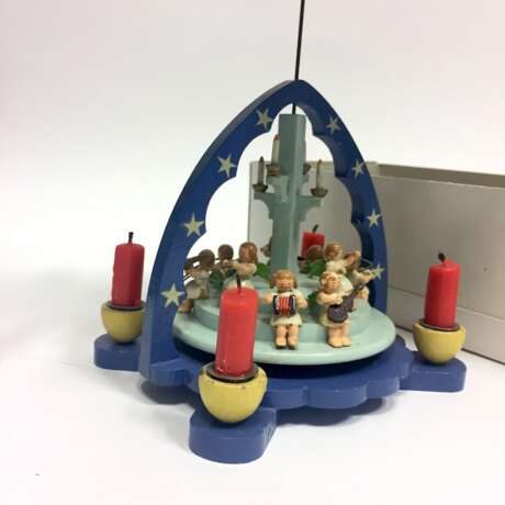Weihnachts-Pyramide: Holz farbig gefasst, neun Engel auf Stufen, Instrumente, vier Tüllen. - фото 2