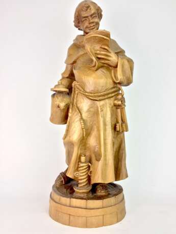 Großer geschnitzter Mönch mit Brief, Bierkrug und Kerze auf Weinfaß, Handarbeit, 20. Jahrhundert, sehr guter Zustand. - Foto 1