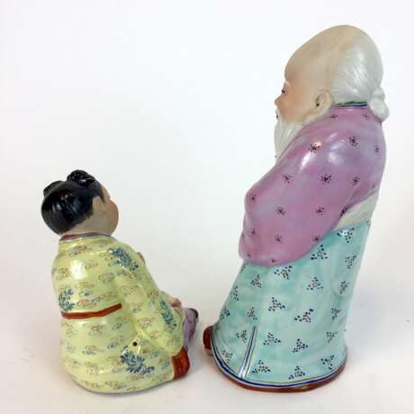 Zwei chinesische Figuren: Porzellan China, farbig staffiert, glasiert, frühes 20. Jahrhundert, sehr gut. - photo 2