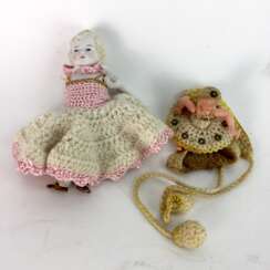 Kleine Schildkröt-Puppe aus Celluloid, gemarkt 7 / 7 1/2, Neckarau und kleine Porzellanpuppe 14 cm, beide um 1890/1900.