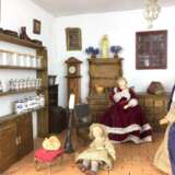 Reich ausgestattete Puppenstube: prächtige kleine Möbel, Beleuchtung, Keramik u. Gläser, Puppen, Fußbodenkacheln, selten - фото 2