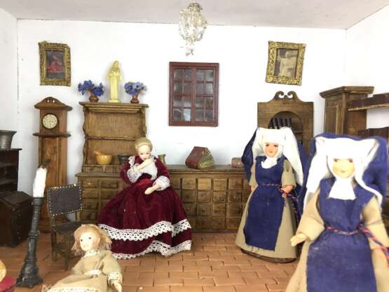 Reich ausgestattete Puppenstube: prächtige kleine Möbel, Beleuchtung, Keramik u. Gläser, Puppen, Fußbodenkacheln, selten - фото 5