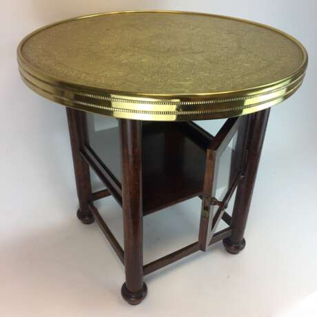 Runder Tisch / Couch-Tisch: Runde Platte mit Messing-Montur, gerade Beine mit verglastem Unterfach, um 1930, sehr gut. - Foto 2