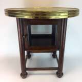 Runder Tisch / Couch-Tisch: Runde Platte mit Messing-Montur, gerade Beine mit verglastem Unterfach, um 1930, sehr gut. - photo 3