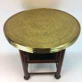 Runder Tisch / Couch-Tisch: Runde Platte mit Messing-Montur, gerade Beine mit verglastem Unterfach, um 1930, sehr gut. - фото 4