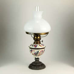 Majolika-Lampe, Petroleum-Keramiklampe mit Guß-Fuß und Glasschirm