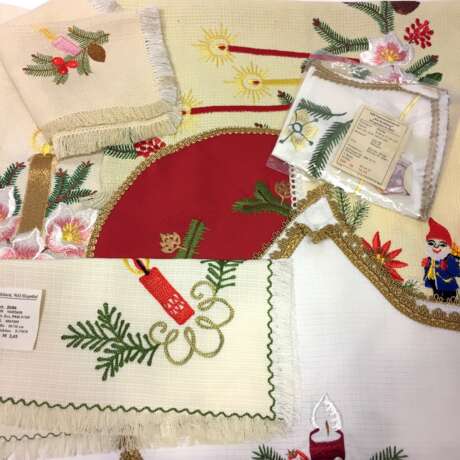 Konvolut Weihnachts-Decken: 2 große Tischläufer, 6 kleine Decken (oval, eckig, Stern, Glocke), unbenutzt, Original-verpackt - Foto 2