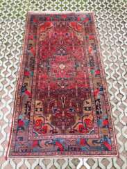 Teppich, roter Grund, elegantes stilisiertes Muster, Bordüre, Wolle, guter Zustand.