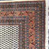 Großer Teppich heller Grund, stilisiertes Floralmuster, Bordüre beidseitig, blau/roter Rand, Wolle, sehr gute Erhaltung. - Foto 2