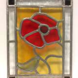 Bleiglasfenster: Blüte in rot und violett, umrandet in grün und cremefarben, rechteckiger Rahmen, 20. Jahrhundert, sehr gut. - Foto 1