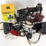 Konvolut Kameras / Spiegelreflexkameras: AURORA Automat, EXA 1b, Werra, Zenit E, Stativ, Belichtungsmesser, in Hüllen. - фото 2