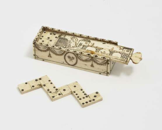 Schatulle mit Dominospiel, um 1800 - Foto 1