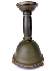 Art-Deko Kerzenleuchter: Messing, Glockenförmiger Korpus auf drei Kugelfüßen, schlanker Schaft mit breiter Tülle um 1930